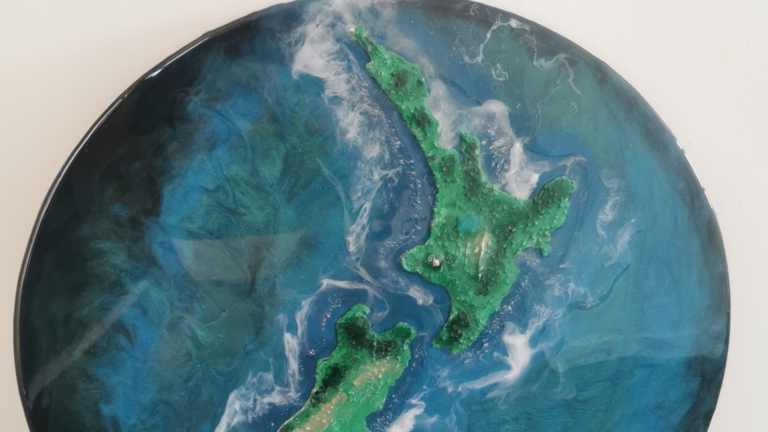 Mesmerizing Epoxy Resin Ocean Artwork: Captivating Waves and Sea Colors